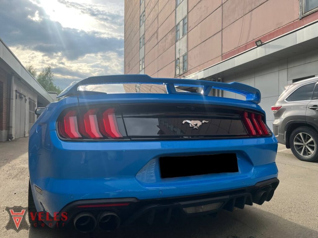 Установка спойлера Mustang 